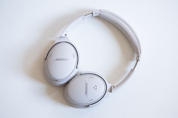 Los auriculares Quiet Comfort 45 de Bose destacan en términos de comodidad, movilidad y cancelación de ruido con respecto a sus competidores. Pero no se diferencian mucho de la calidad de los modelos predecesores de la misma marca. Foto: Franziska Gabbert/dpa