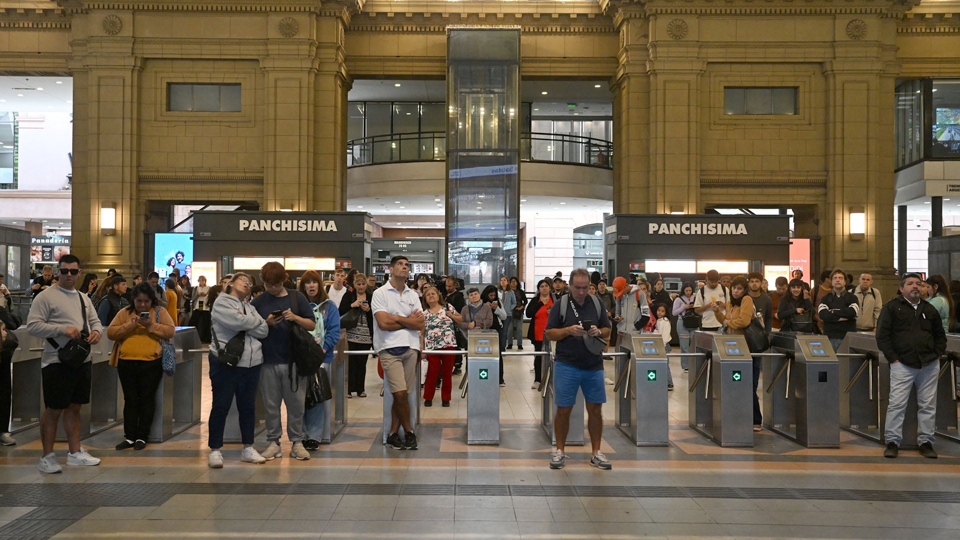 Falla eléctrica en Plaza Constitución complica al Tren Roca y afecta a cinco ramales