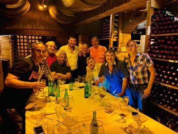 El almuerzo del reencuentro del plantel de San Telmo, en una parrilla de la zona: Carlos Santos, Ariel del Lago, Carlos Fano, José Báez, Marcelo Tinelli, Felipe Traine, Sergio Torres, Ruben Fernpandez, Julio Carrizo y Carlos López