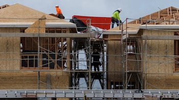 Los materiales más caros y las obras paralizadas: la ley que frena la vivienda asequible en Estados Unidos