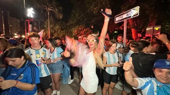Hinchas argentinos desatan euforia en