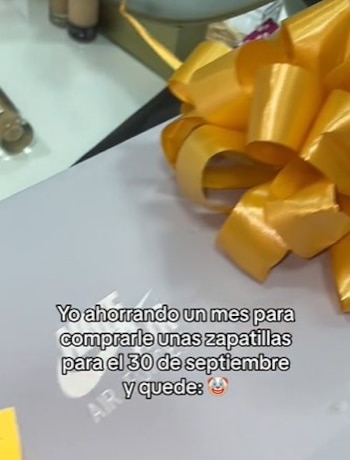 joven regala tenis a su novio