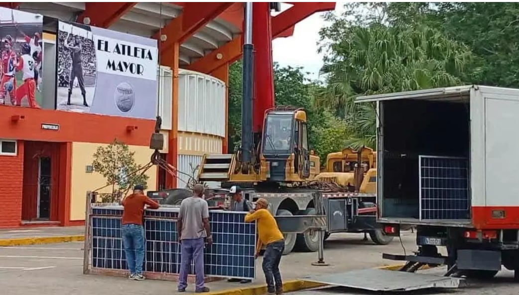 Montaje de paneles solares en el estadio Augusto César Sandino, en Villa Clara. / Mariela Fonseca, Directora Provincial de Deportes, retomada de 14 y medio.
