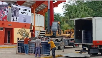 Montaje de paneles solares en el estadio Augusto César Sandino, en Villa Clara. / Mariela Fonseca, Directora Provincial de Deportes, retomada de 14 y medio.