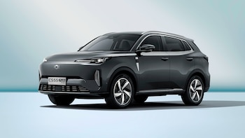 SUV Changan CS55 Plus PHEV de color gris oscuro, visto desde la parte delantera y lateral sobre un fondo degradado de azul claro