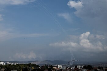 El sistema antimisiles israelí Cúpula de Hierro opera para interceptar los proyectiles lanzados desde Líbano hacia Israe (REUTERS/Violeta Santos Moura)