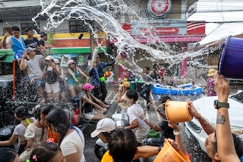 La gente se salpica con