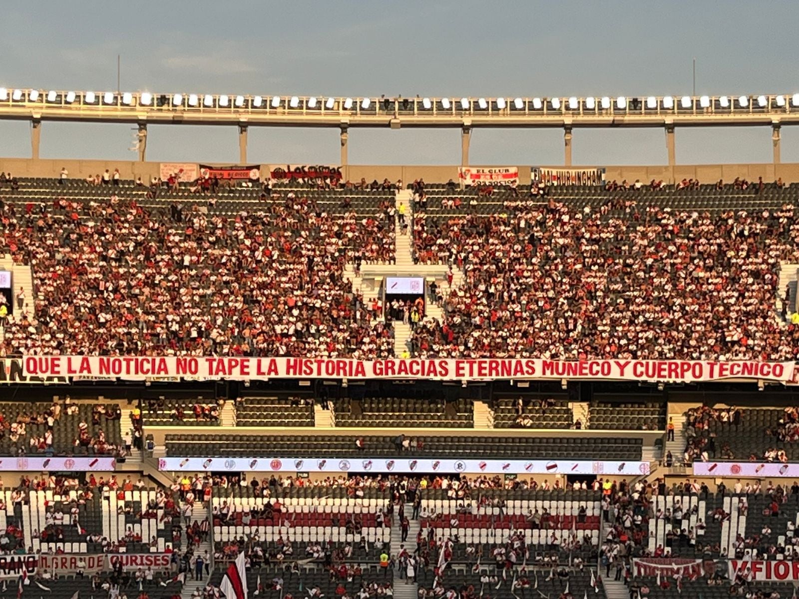 La bandera de los hinchas en homenaje a Marcelo Gallardo en su despedida de River Plate