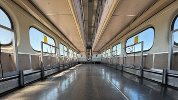 Interior de trenes Caltrain donados