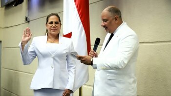 La nueva presidenta de la Asamblea Nacional, Shirley Castañedas (2026-2027), es juramentada por el presidente saliente, Jorge Herrera. (Cortesía)
