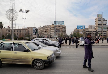 Un policía de tráfico dirige