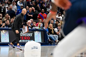 Jordi Fernández retira un objeto