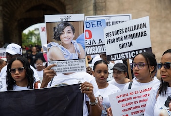 SANTO DOMINGO (REPÚBLICA DOMINICANA), 17/05/2026.- Sobrevivientes, familiares de víctimas y simpatizantes participan en una marcha para exigir un castigo severo a los dos hermanos dueños de la discoteca Jet Set por las más de 200 víctimas mortales al desplomarse el techo deteriorado en abril de 2025, este domingo, en Santo Domingo (República Dominicana). EFE/ Orlando Barría