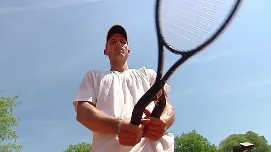 La raqueta de doble mango de Brian Battistone (Crédito: Natural Tennis)