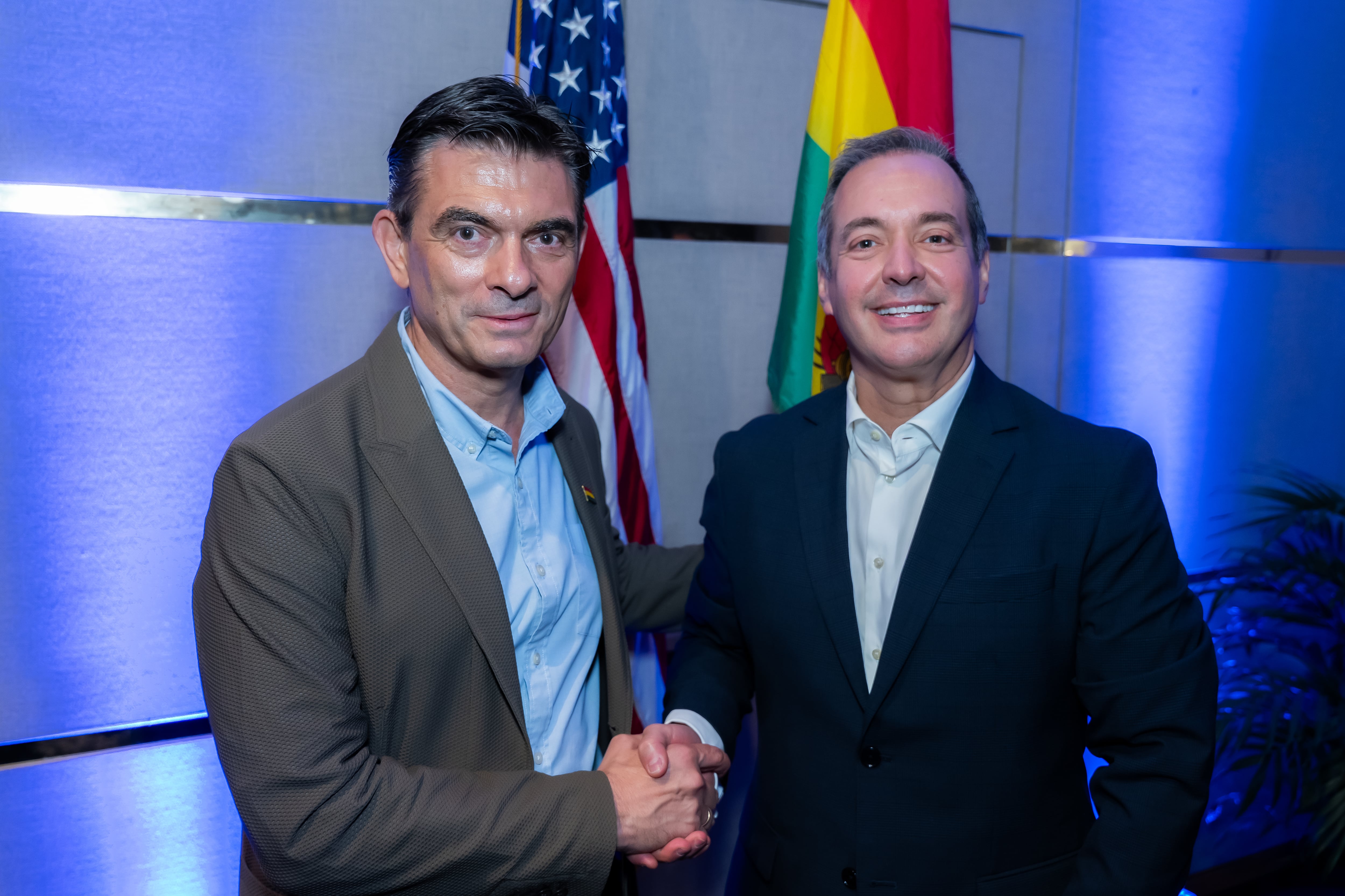 El presidente Rodrigo Paz y Carlos Díaz-Rosillo, fundador del Centro Adam Smith para la Libertad Económica, estrechan la mano tras participar en un conversatorio en Miami