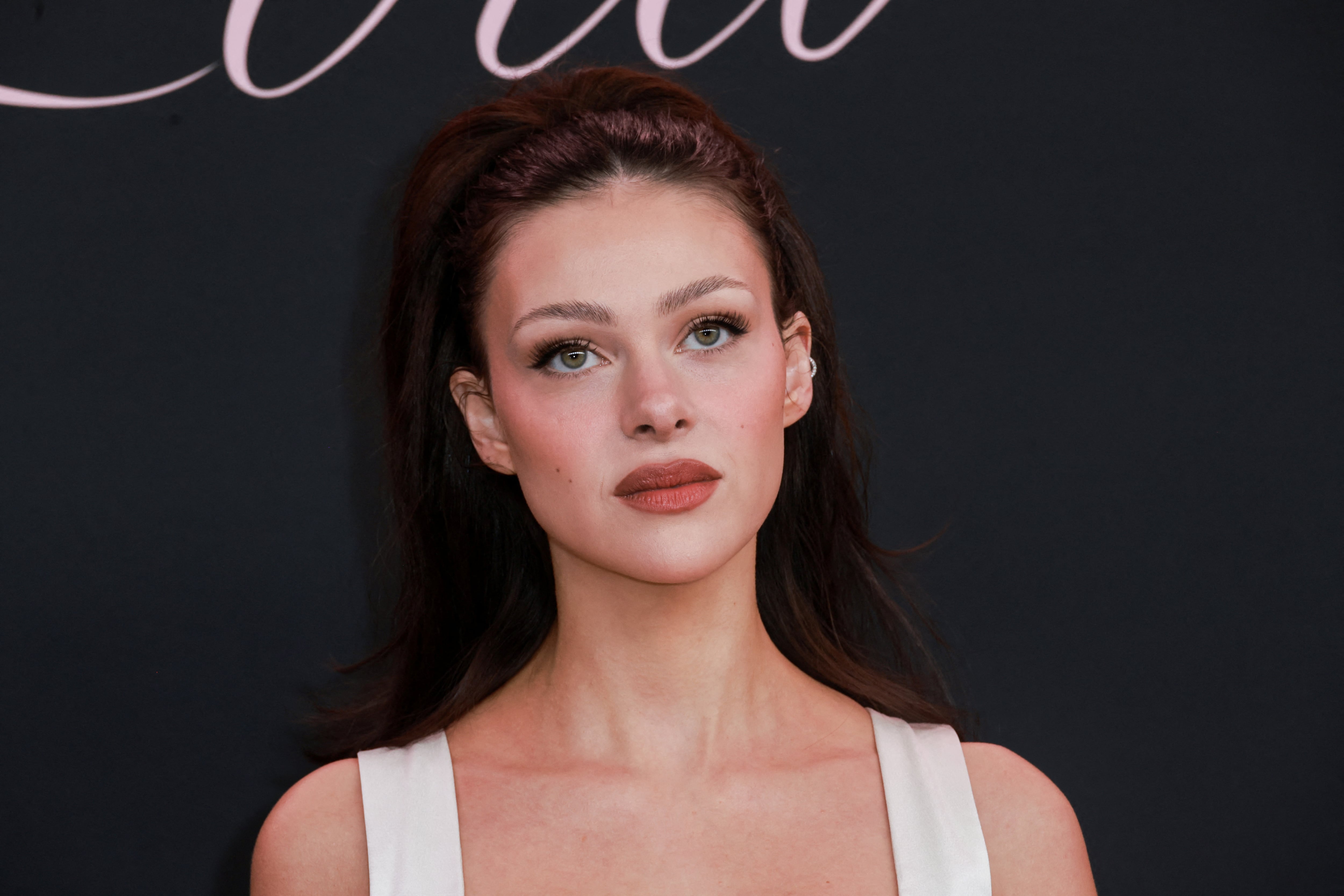 Nicola se habría sentido desplazada en su propia boda cuando Marc Anthony llamó a Victoria