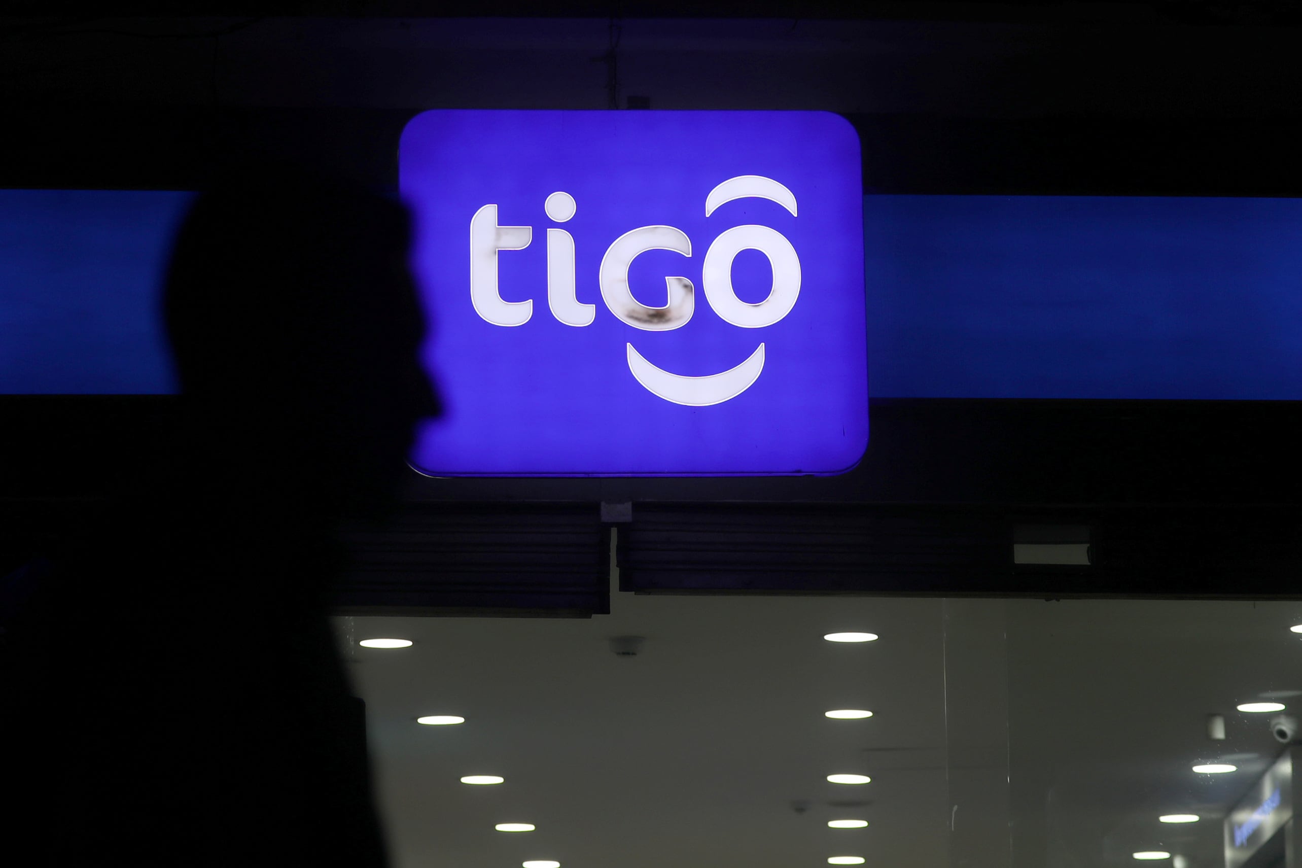 Comcel concentra el 53% de los accesos y el 59% de los valores facturados en servicios móviles, según el diagnóstico presentado por la entidad -crédito Luisa González/REUTERS