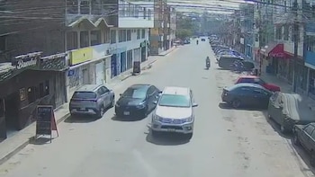 Extranjero fue asesinado a balazos mientras conducía su automóvil en SJL