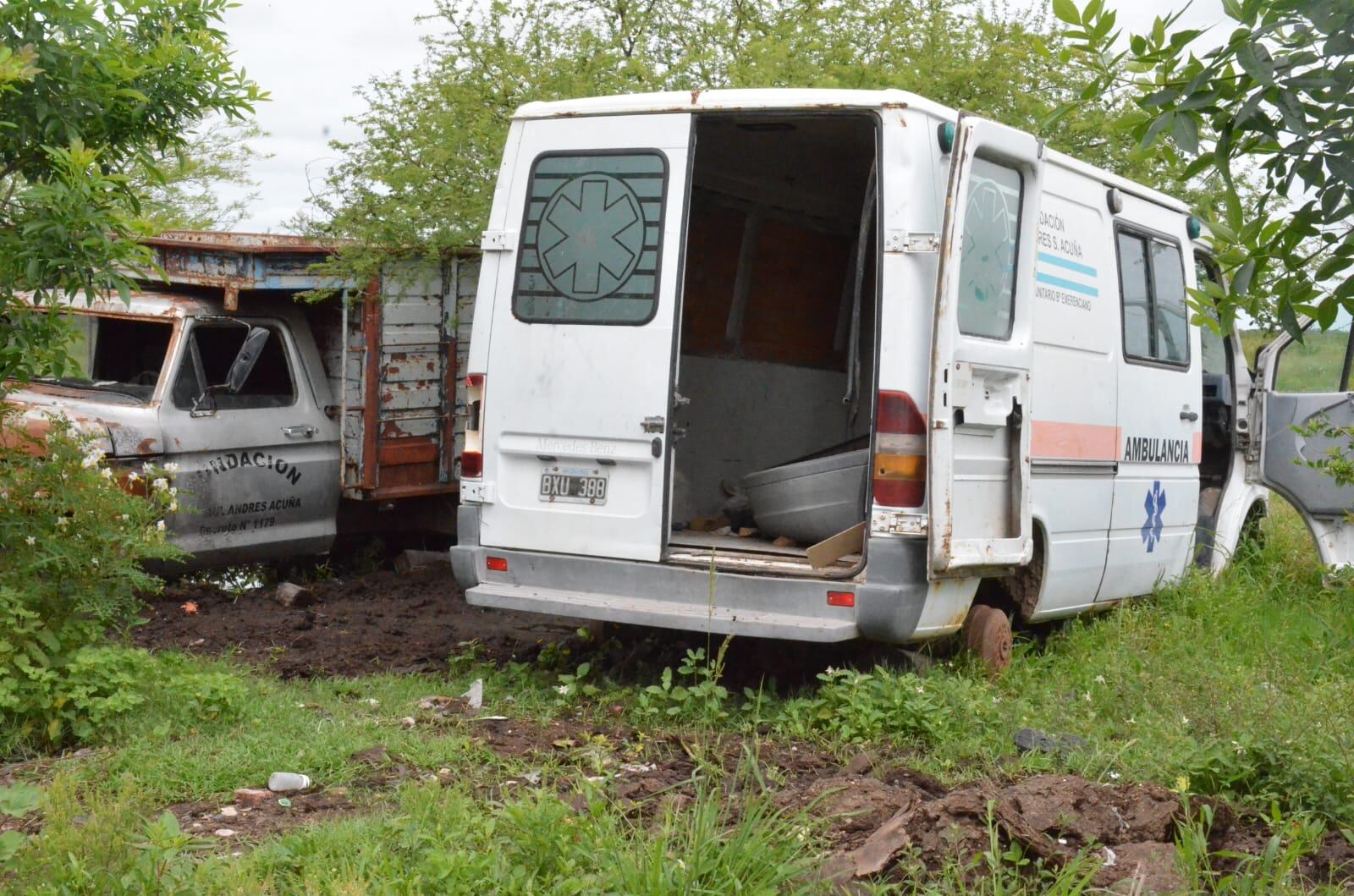 En un terreno del barrio aún quedan un camión y una ambulancia de la Fundación “Saúl Acuña” en completo estado de abandono (Foto/Edgardo Aguirre)