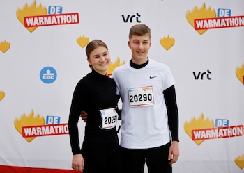 La princesa heredera Isabel y el príncipe Emmanuel de Bélgica asisten al Warmathon, que forma parte de la "Warmste Week" de 2022. (REUTERS/Johanna Geron).