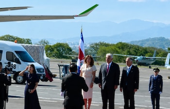 José Raúl Molino, mandatario panameño, desciende en el Aeropuerto Juan Santamaría para la ceremonia de investidura de Laura Fernández (Cortesía Teletica).