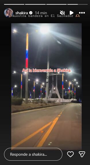 Los postes de luz en El Salvador proyectaron la bandera colombiana, celebrando la llegada de Shakira al país - crédito @shakira/Instagram