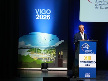 El investigador Carlos Martín durante la conferencia de clausura del XIII Congreso de la Asociación Española de Vacunología (AEV)