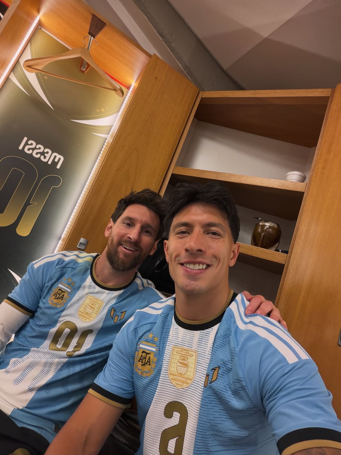 Las emotivas fotos que compartió Lisandro Martínez con Messi en su despedida de la Selección