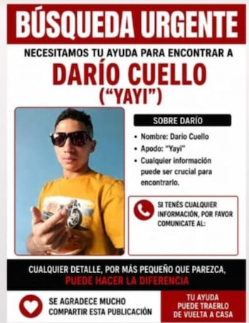 Cartel blanco y rojo con texto 'BÚSQUEDA URGENTE', 'DARÍO CUELLO ("YAYI")'. Foto de hombre joven con gafas de sol, camiseta amarilla, y mano levantada. Detalles de contacto
