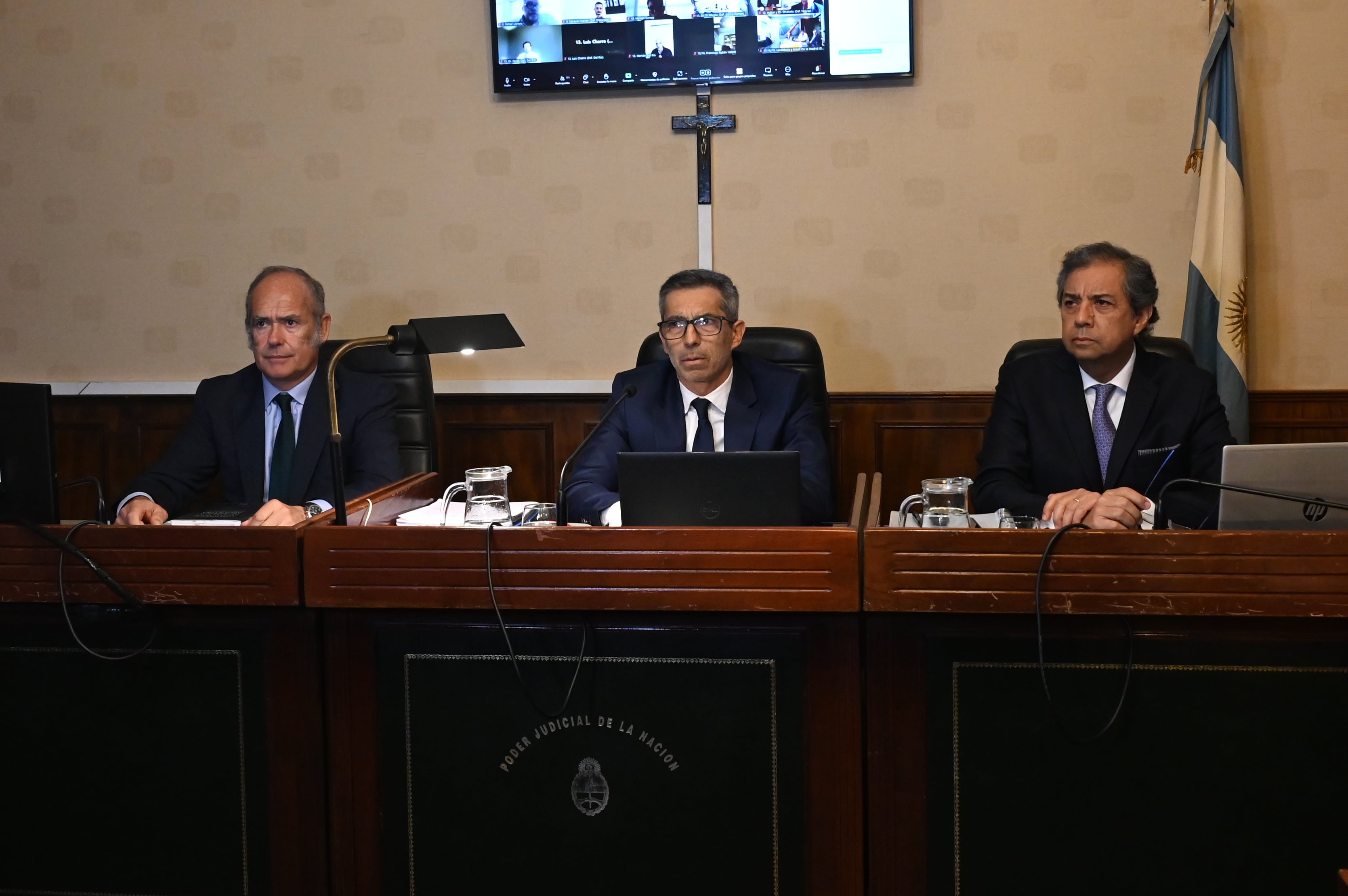 Los jueces Enrique Méndez Signori, Germán Castelli y Fernando Canero deberán resolver los planteos de nulidad y definir si el juicio por la causa Cuadernos avanza hacia las indagatorias de los 86 imputados (Fotografía: RS Fotos)