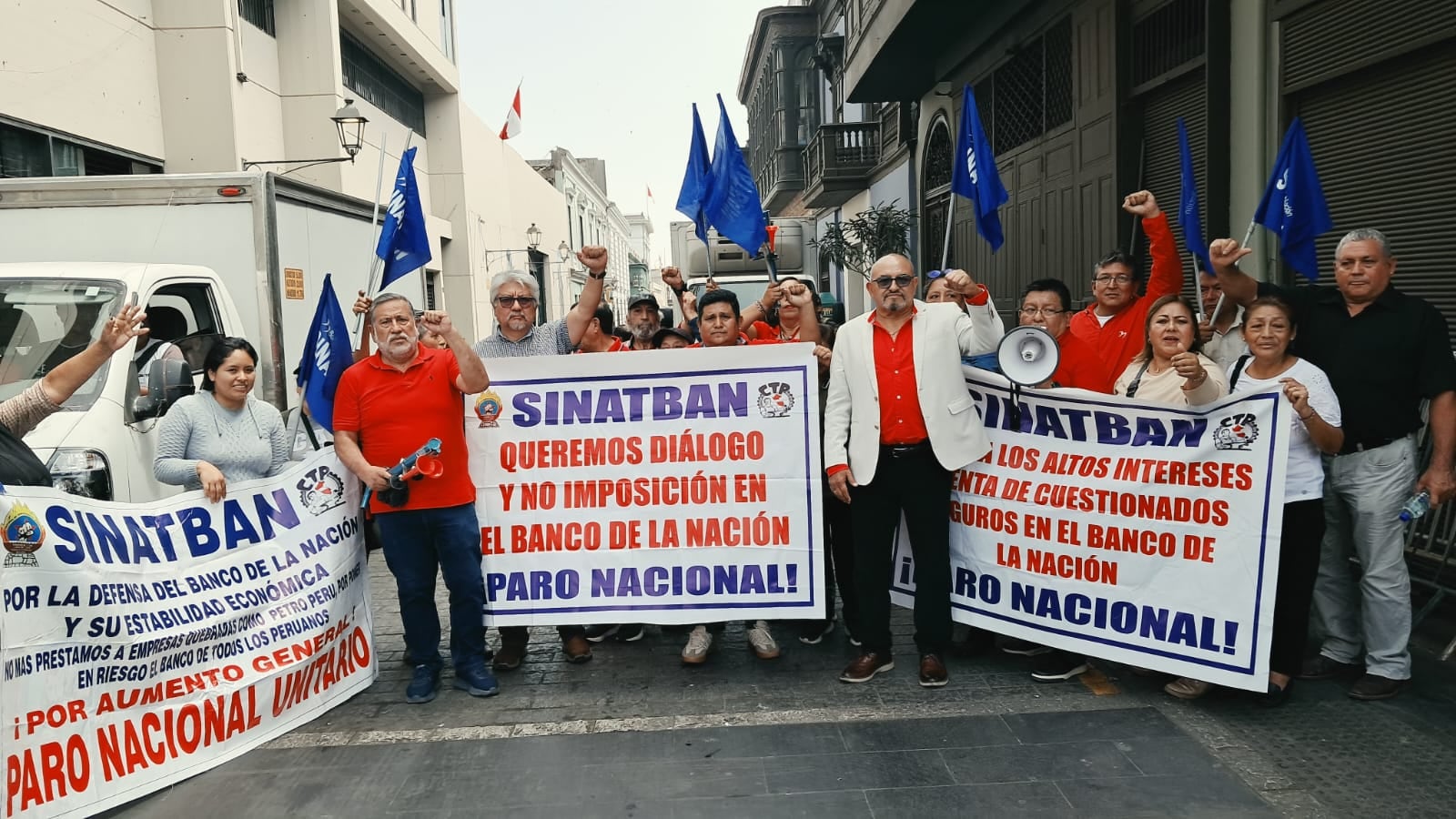 Las protestas de SINATBAN ya comenzaron con manifestaciones en agencias del Banco de la Nación y plantones frente al MEF.