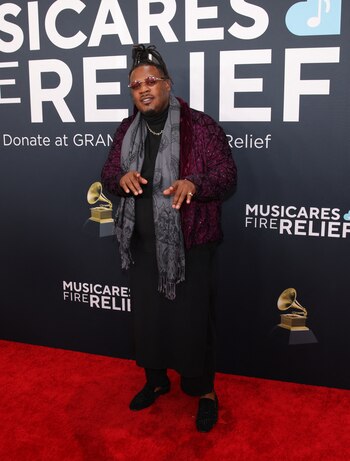 El músico Keyon Harrold destacó con un estilo único al lucir una chaqueta de terciopelo en tono burdeos, combinada con un atuendo negro que incluyó una túnica larga y pantalones