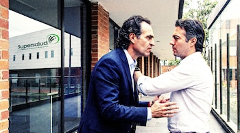 En una risografía, Federico Gutiérrez y Daniel Quintero se miran intensamente en un pasillo. Al fondo, se refleja la fachada de Supersalud en una ventana.