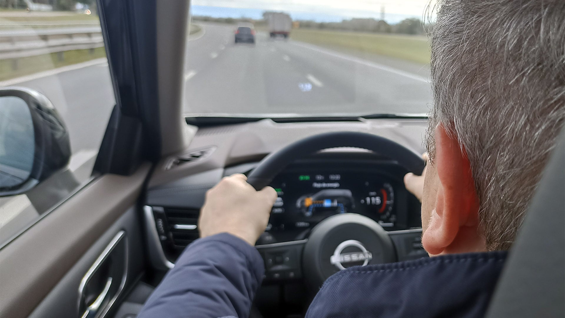 La Ley Nacional de Tránsito indica que ambas manos deben estar colocadas en el volante salvo para casos como cambiar marchas. Pero también se contemplan las nuevas tecnologías ADAS