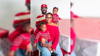 Una familia posa para un retrato navideño junto a regalos decorados - VisualesIA ScribNews