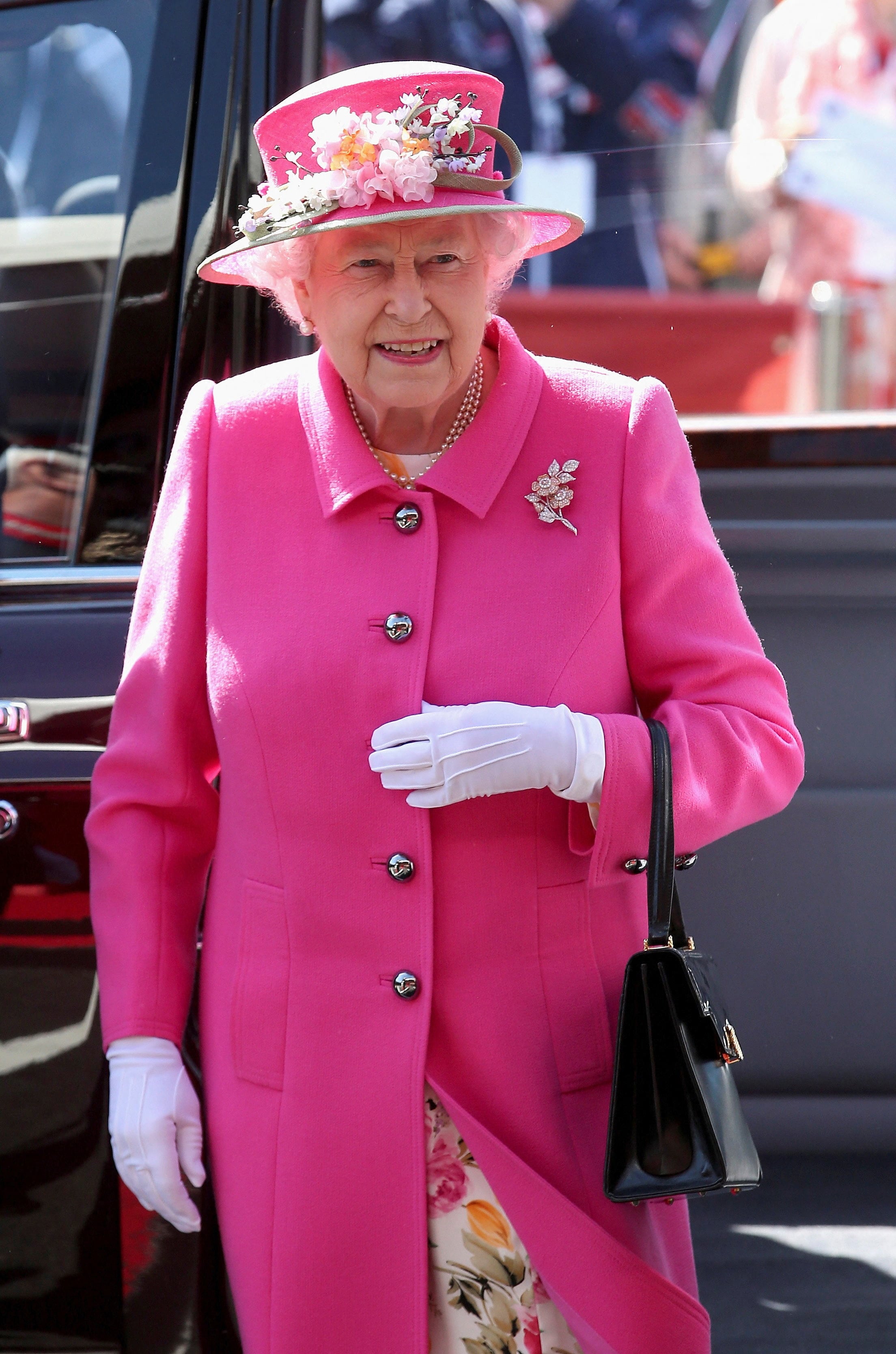 La reina Isabel II con un look colorido para una aparición pública en 2022 (REUTERS/Chris Jackson/Pool/File Photo)