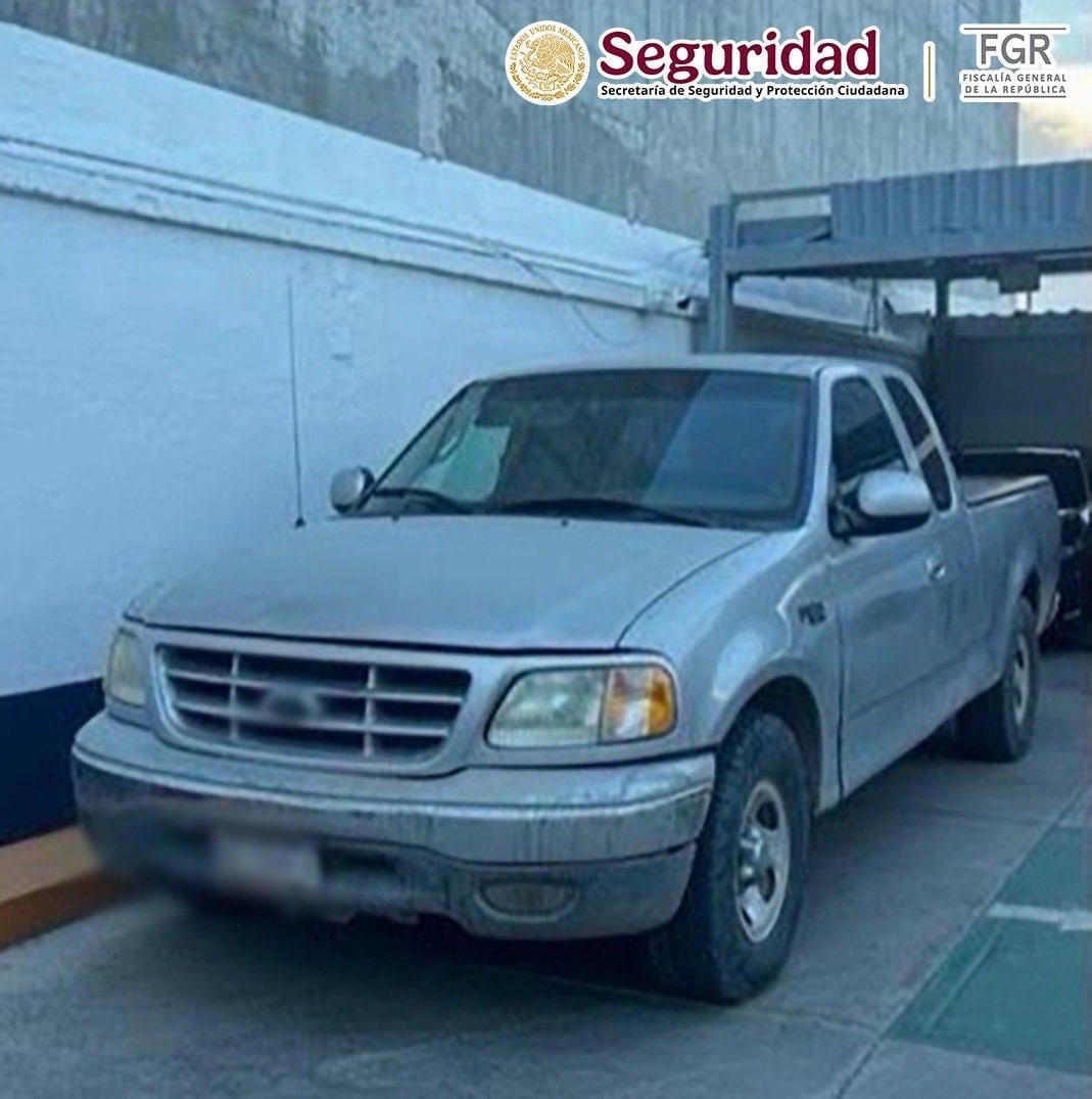 Decomisan metanfetamina líquida escondida en bidones de fertilizante en Baja California: hay un detenido. SSPC
