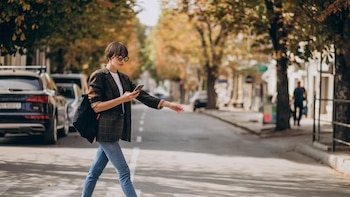 Esta es la multa que tendrás que pagar a la DGT por cruzar la calle mirando el móvil