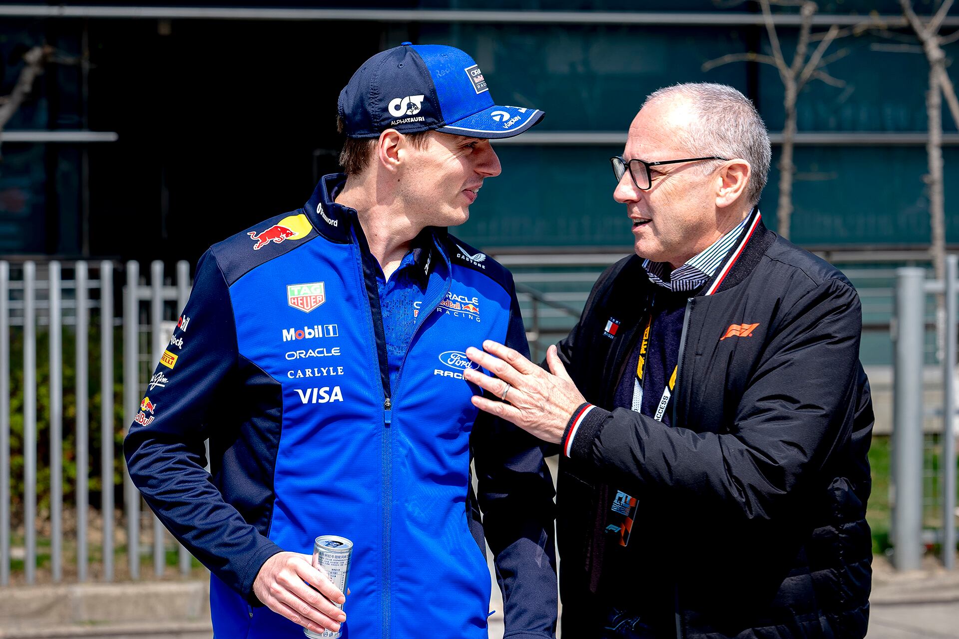 Stefano Domenicali le respondió a Max Verstappen tras sus críticas al nuevo reglamento (Reuters)