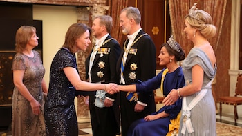 Los reyes de España, Felipe VI y Letizia, junto a los reyes de Países Bajos, Guillermo y Máxima, durante la recepción en el Palacio Real de Ámsterdam. (EFE)