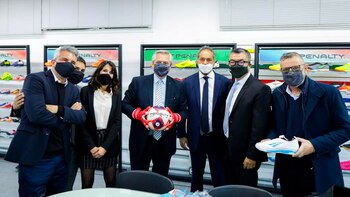 Alberto Fernández en la fábrica