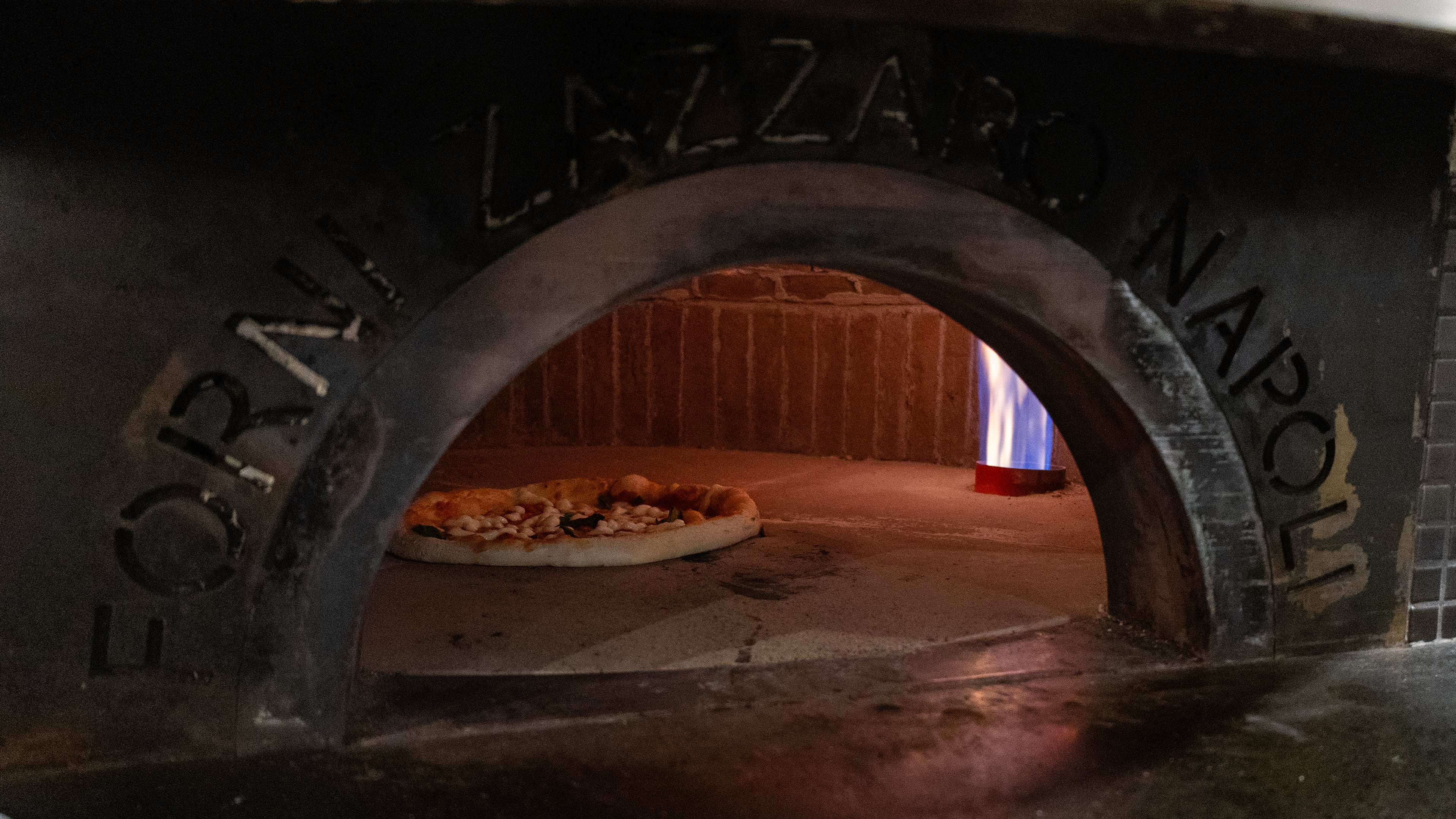 Luigi Foria, pizzero del restaurante Origine, uno de los talentos emergentes más importantes de la gastronomía italiana en Madrid. (Alejandro Higuera López/Infobae)