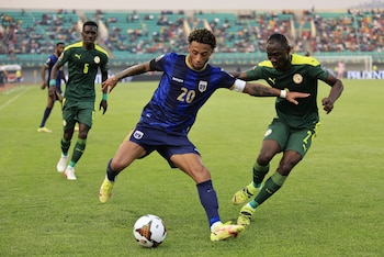 Ryan Mendes, considerado el mejor futbolista caboverdiano de la historia, reteniendo el balón (REUTERS/Thaier Al-Sudani)