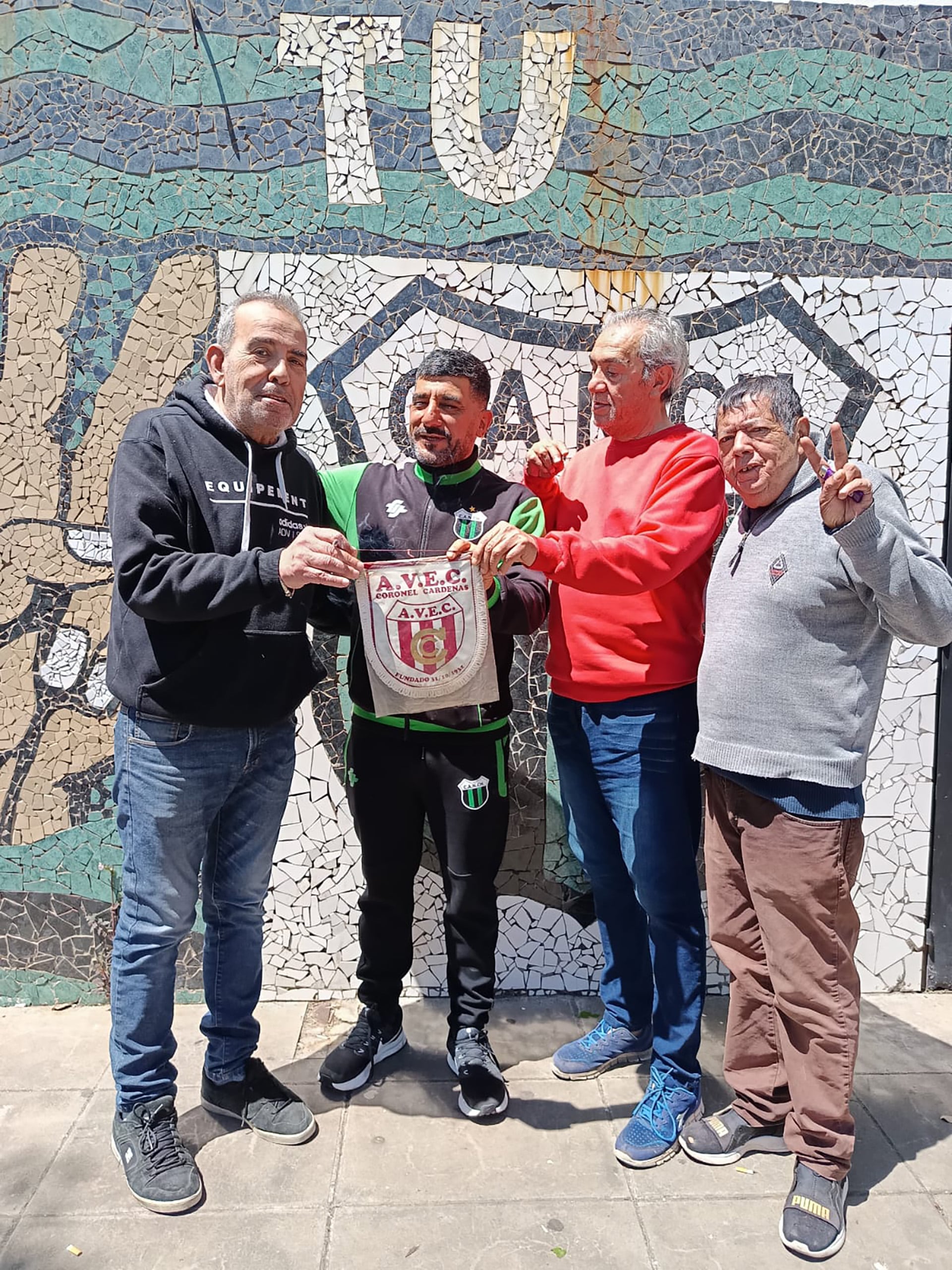 Jorge Caporale, Juan Chávez (presidente del club Cárdenas), José Paladino y de gris un hincha de Nueva Chicago que se sumó a la foto
