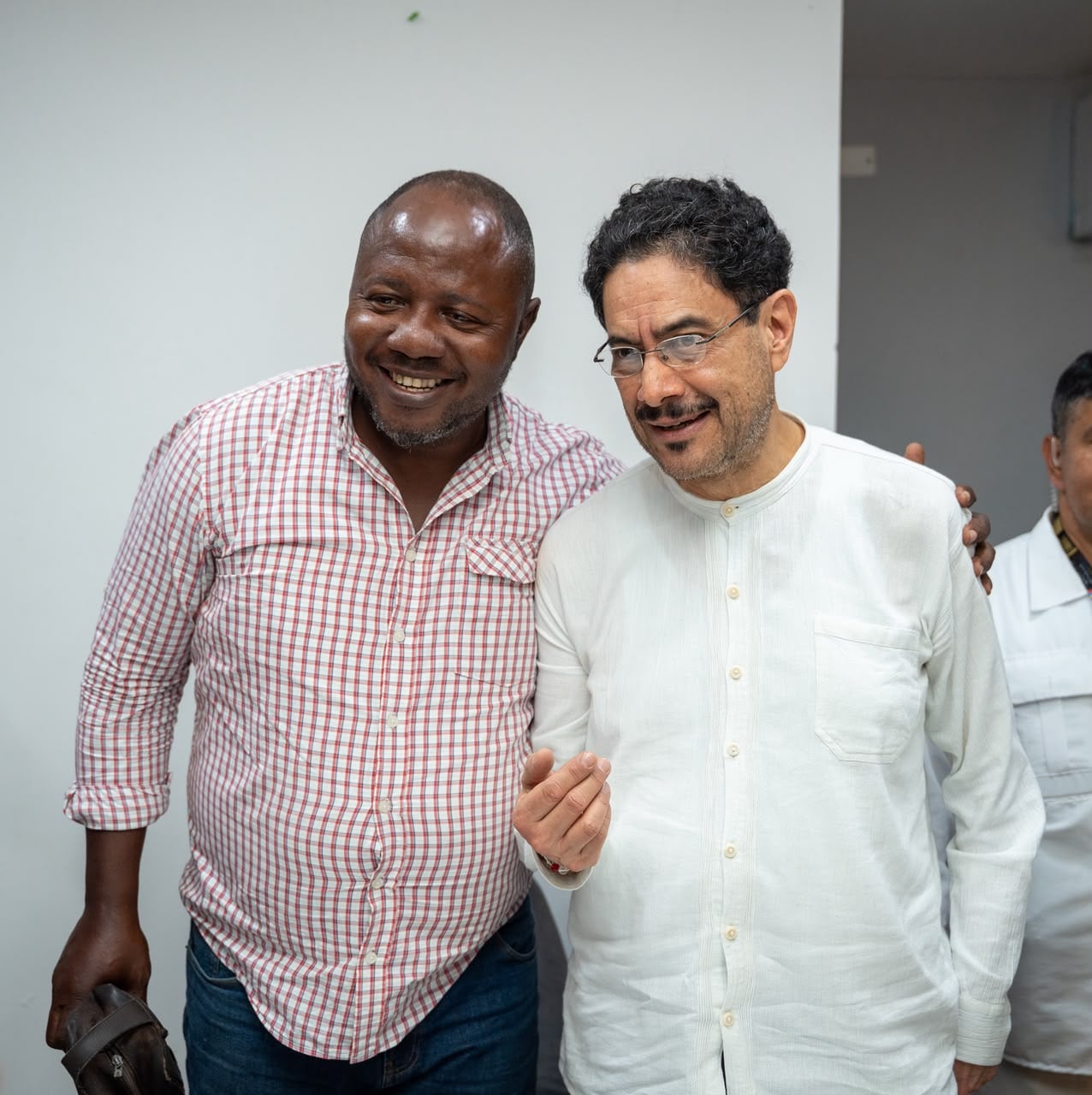 Iván Cepeda se reunió con líderes sociales en Quibdó, con el fin de brindar apoyo y asesoría en las labores de reconstrucción tras el terremoto del 10 de agosto - crédito prensa Iván Cepeda