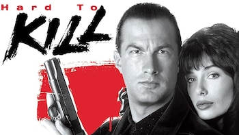 Cartel de "Hard to Kill". Steven Seagal serio, sosteniendo una pistola. Kelly LeBrock detrás a la derecha. Título del film arriba, fondo blanco y rojo