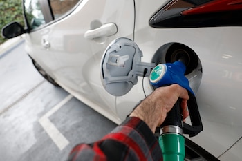 Los precios internacionales del petróleo se mantienen bajo presión por una combinación de factores: un nuevo ataque al oleoducto Este-Oeste de Arabia Saudita, el impacto de una tormenta tropical sobre refinerías de Estados Unidos y una caída en las reservas estadounidenses de crudo y diésel reportada por la Agencia Internacional de Energía. . EFE/Mariscal/Archivo