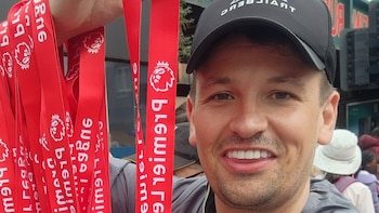Fue a los festejos del Arsenal para vender réplicas de medallas de ganadores de la Premier League pero tenían un detalle oculto
