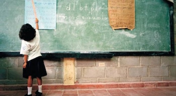 La falta de recursos y la infraestructura limitada siguen marcando el día a día en muchas aulas del país (Foto cortesía Otras veces en educación).