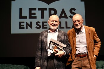 Arturo Pérez-Reverte y Jesús Vigorra informan sobre la nueva fecha del ciclo ‘Letras en Sevilla’. (Eduardo Briones / Europa Press)